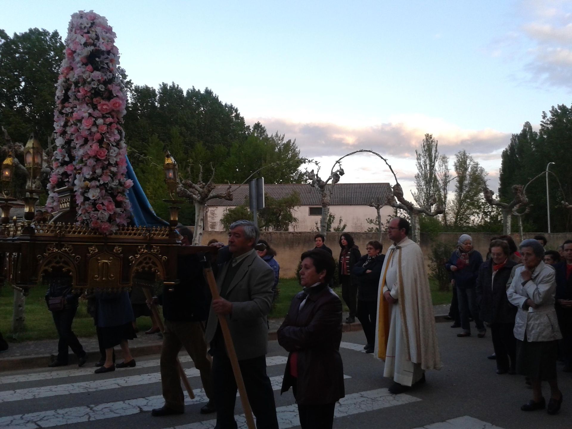 Trasladamos a la Virgen a la Iglesia 22/04/14