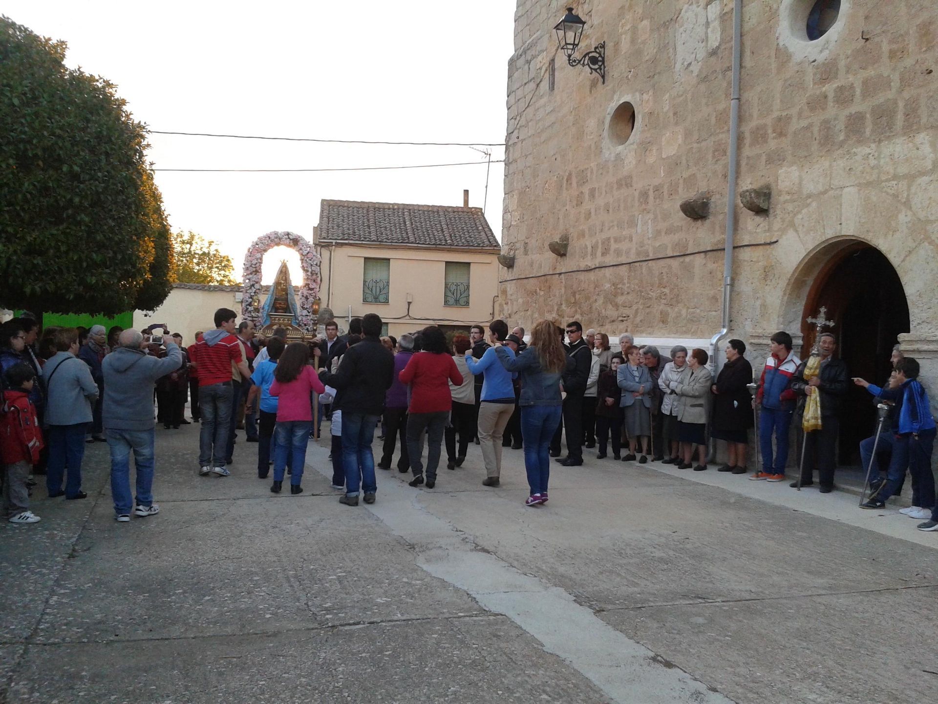 Trasladamos a la Virgen a la Iglesia 22/04/14